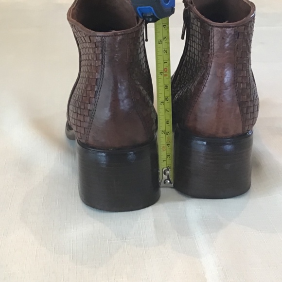 Woven leather ankle boots by Bass, Rounded Toe, Side Zip, Block Heel, Size 9. - Picture 2 of 4